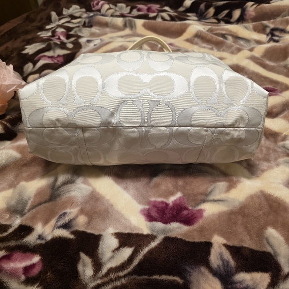 Coach Ivory and Creme Glam Poppy Signature Tote - Picture 3 of 16